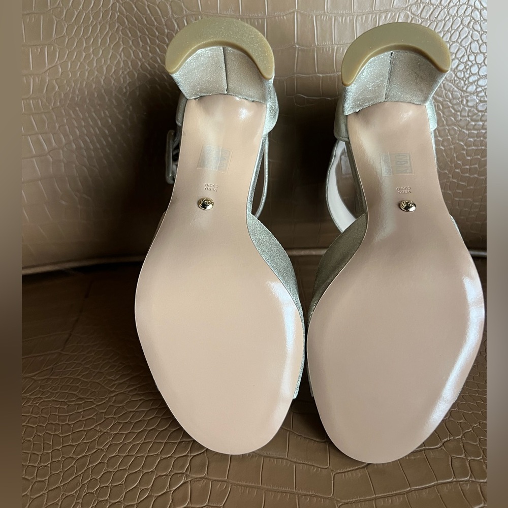 Pelle Moda Metalic Platinum Gold Women's Dressy Sandal Size 5.5 M 3” Heel. - Picture 7 of 7